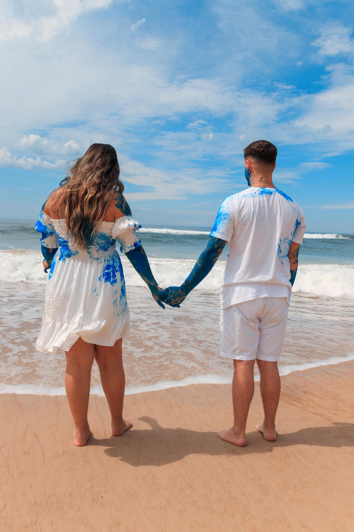 Entre abraços e sorrisos, Greicy compartilha a felicidade de esperar um novo membro na família.