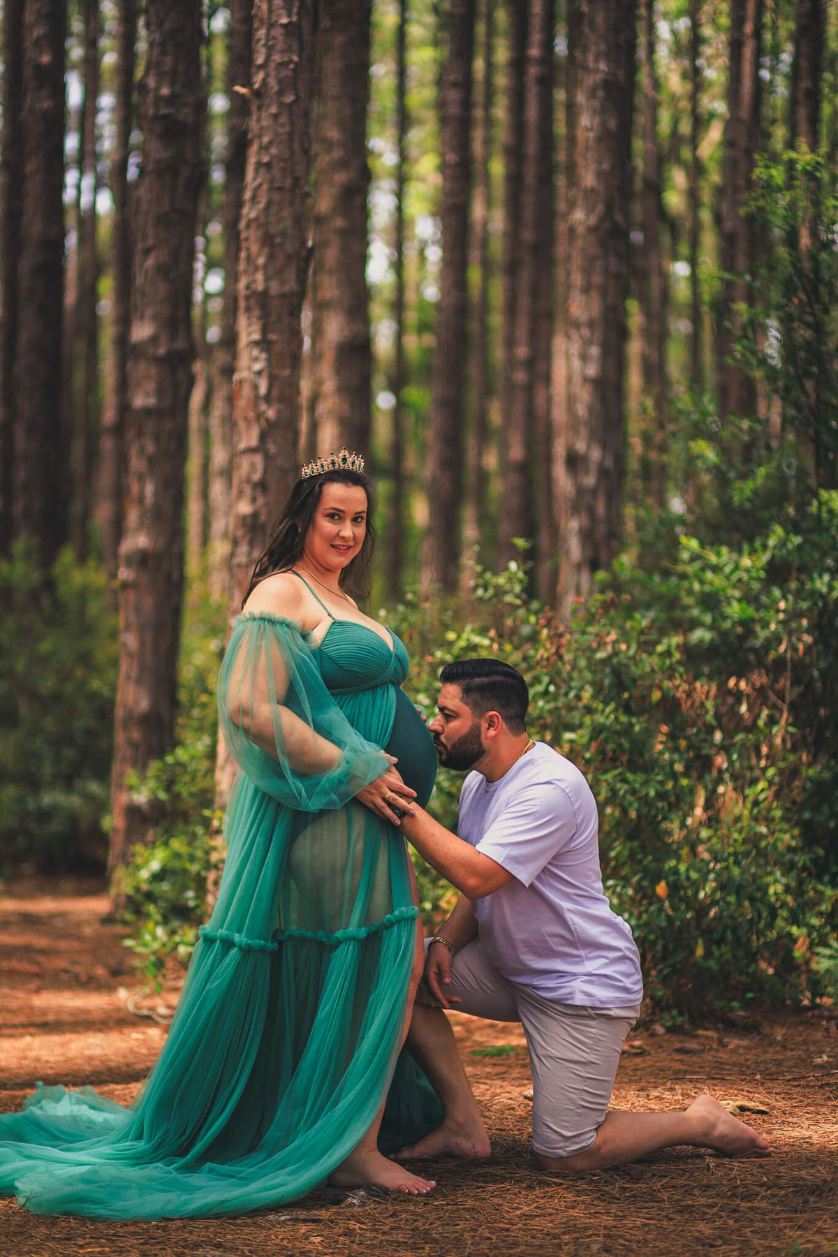 A beleza natural da gestação em harmonia com o cenário da praia.