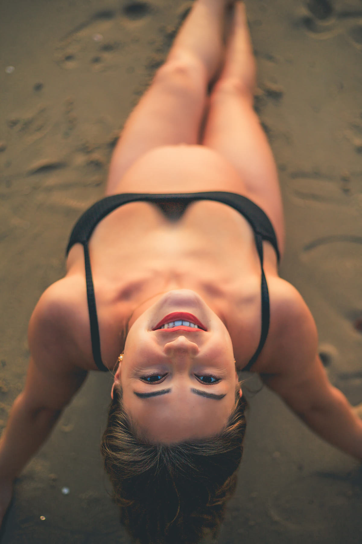 Um pôr do sol inesquecível para um ensaio gestante cheio de emoção e significado. 