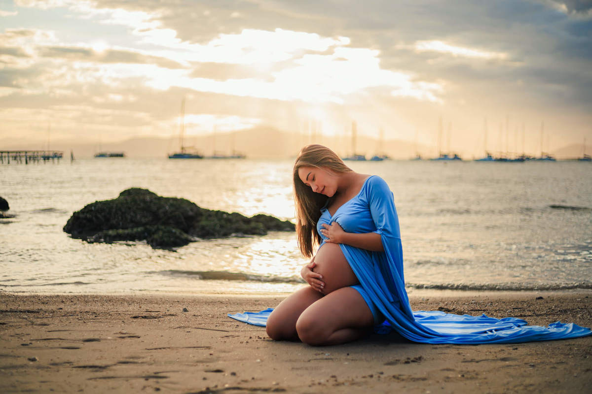 Ensaio gestante na Praia de Santo Antônio de Lisboa: entre sorrisos, carinhos e um cenário de tirar o fôlego
