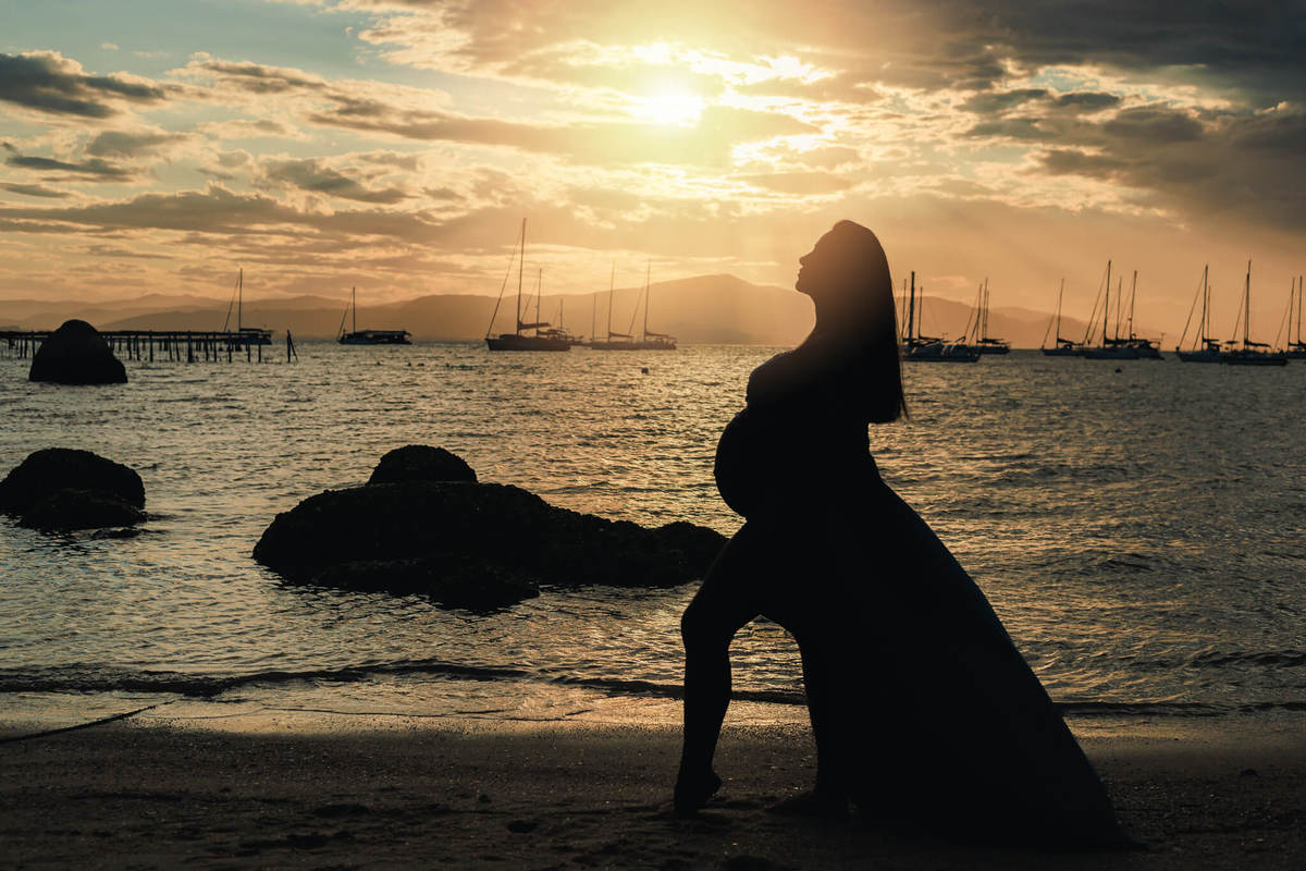 Cada foto é uma lembrança eterna: Hiene viveu momentos únicos em seu ensaio gestante na praia.
