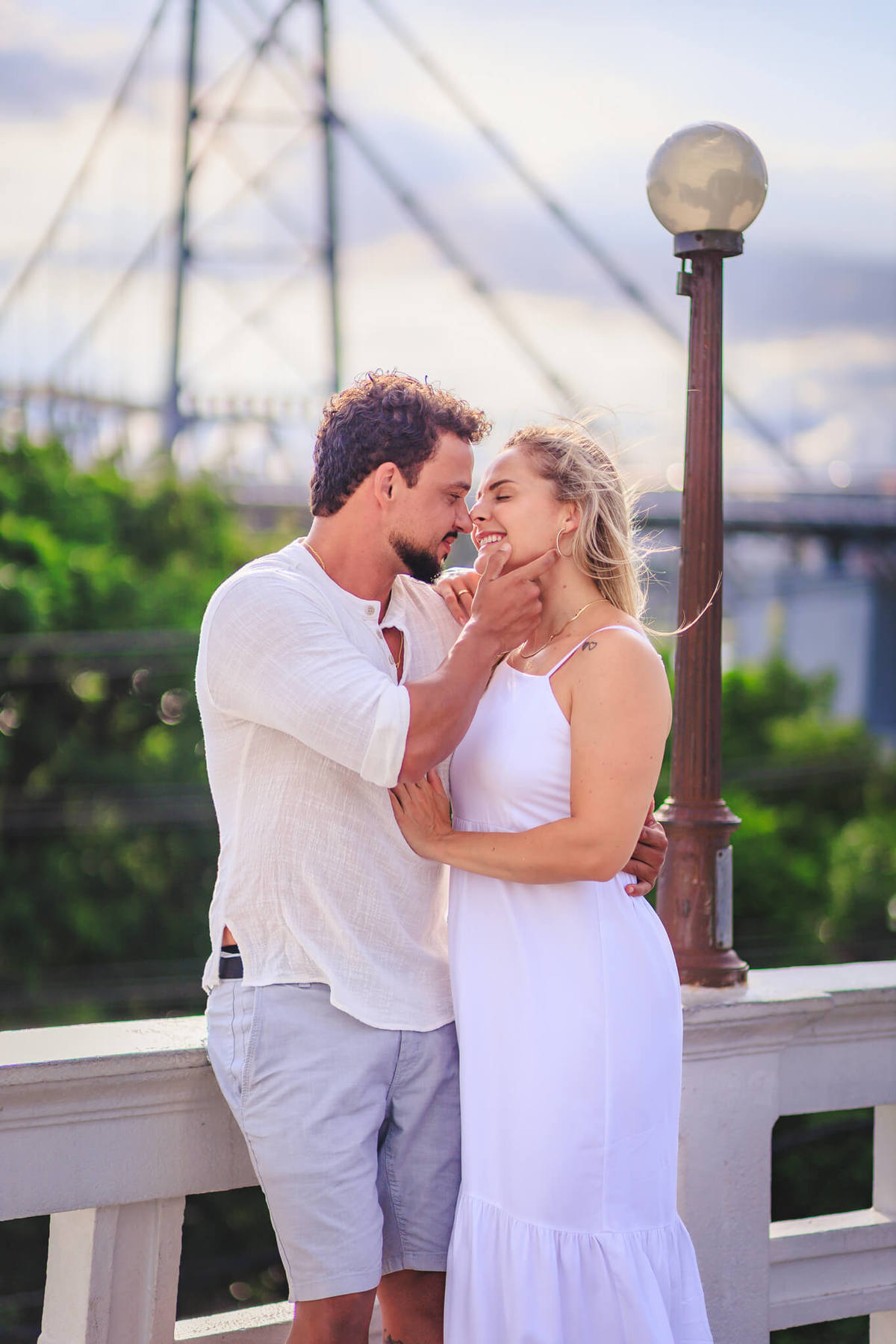 trocando olhares carinhosos aos pés da Ponte Hercílio Luz, em Florianópolis.