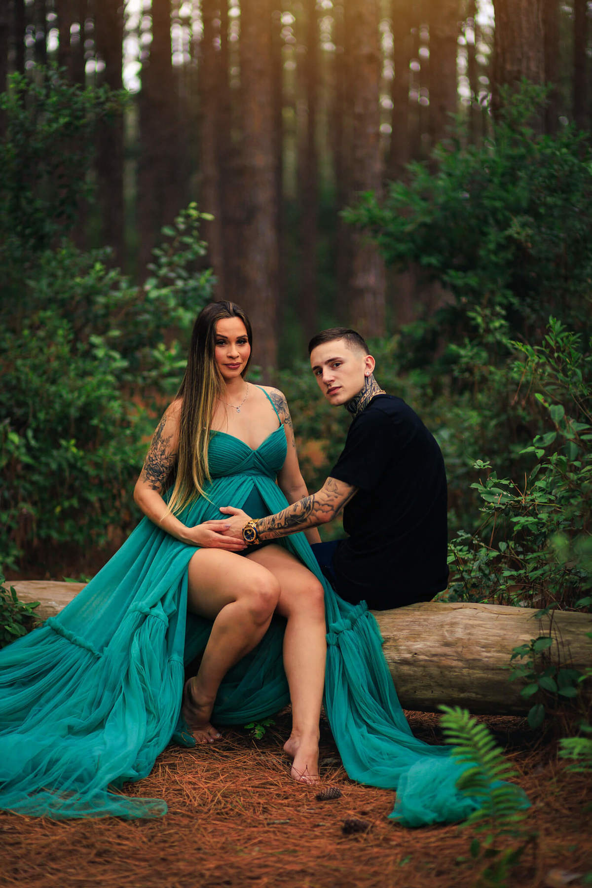 O primeiro abraço. Cada detalhe, cada curva, guardando a história de um amor que cresce a cada dia. A essência da fotografia de gestante.