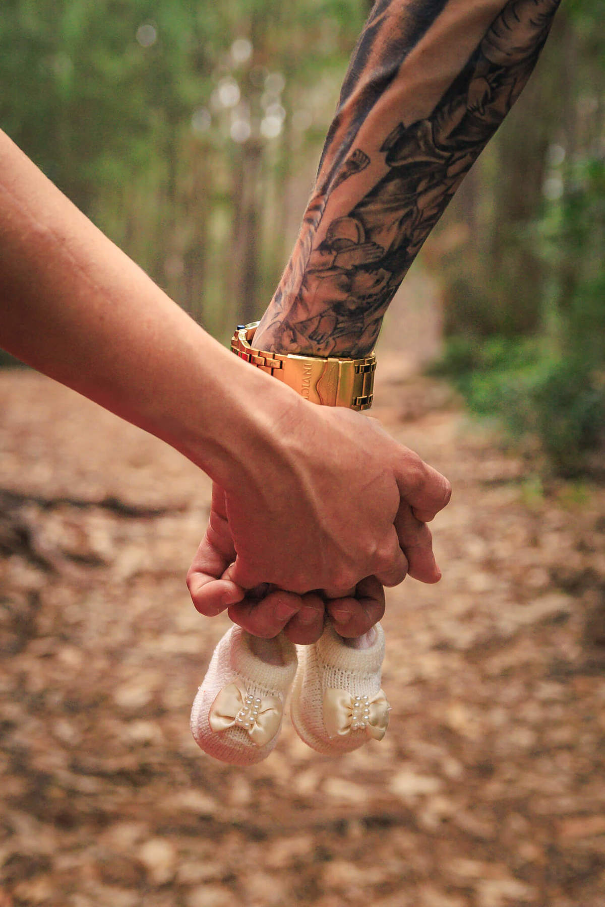 Cada passo na jornada da maternidade é único. Aqui, registramos um momento de paz e reflexão da Daiane, em meio à tranquilidade do Bosque do Moçambique.