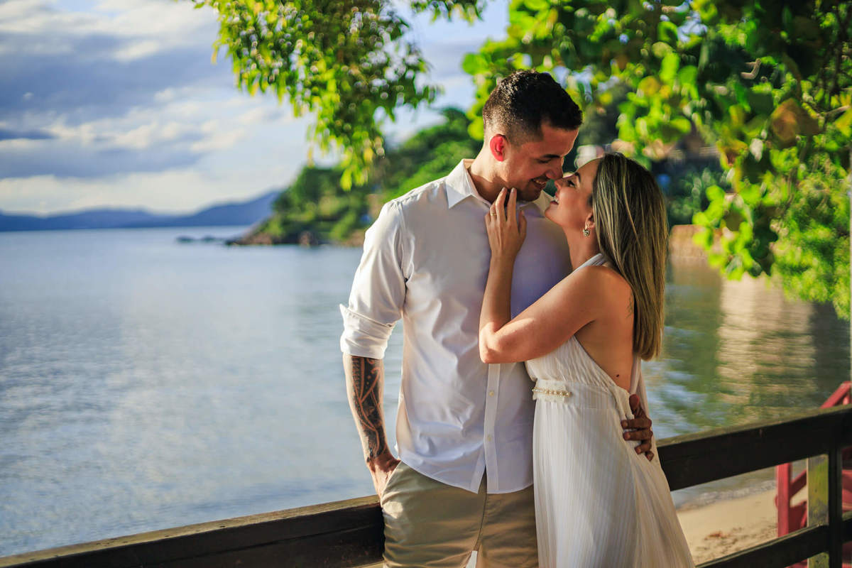 Vanessa e seu amor, eternizados sob o céu dourado.