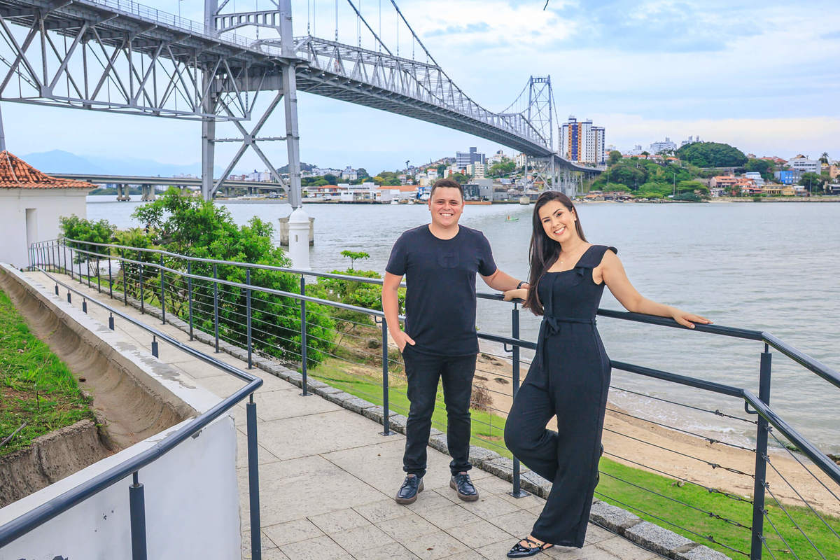 Ensaio de Casal na Ponte Hercílio Luz. Vandi Fotografia registrando momentos em Florianópolis.