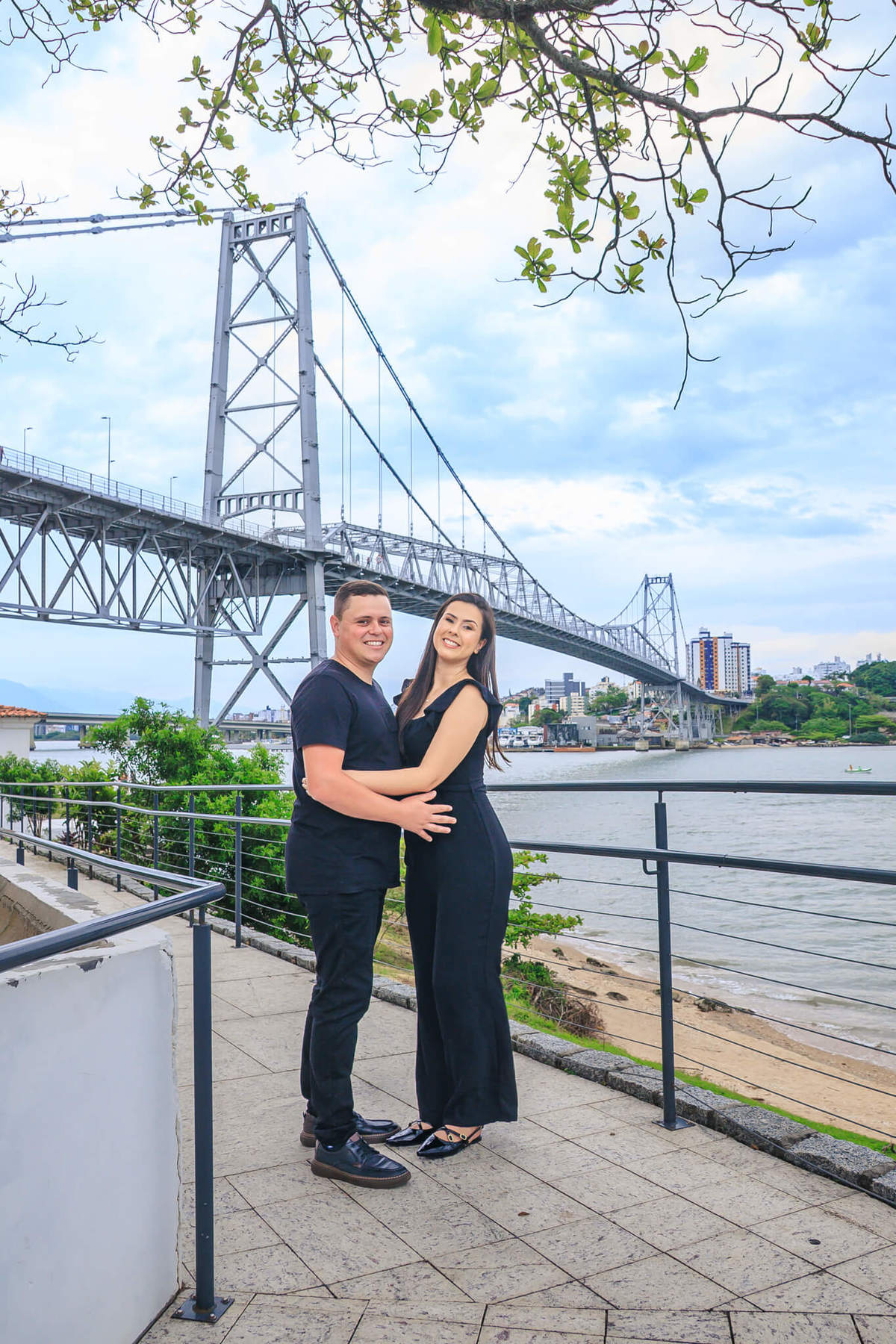 Ensaio Pós-Wedding na área da Ponte Hercílio Luz. Casal de preto com paisagem urbana de Florianópolis.