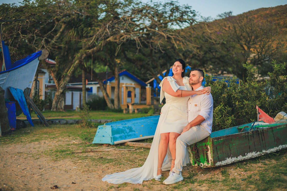 Casal sentado no barco colorido (cenário único de Florianópolis)