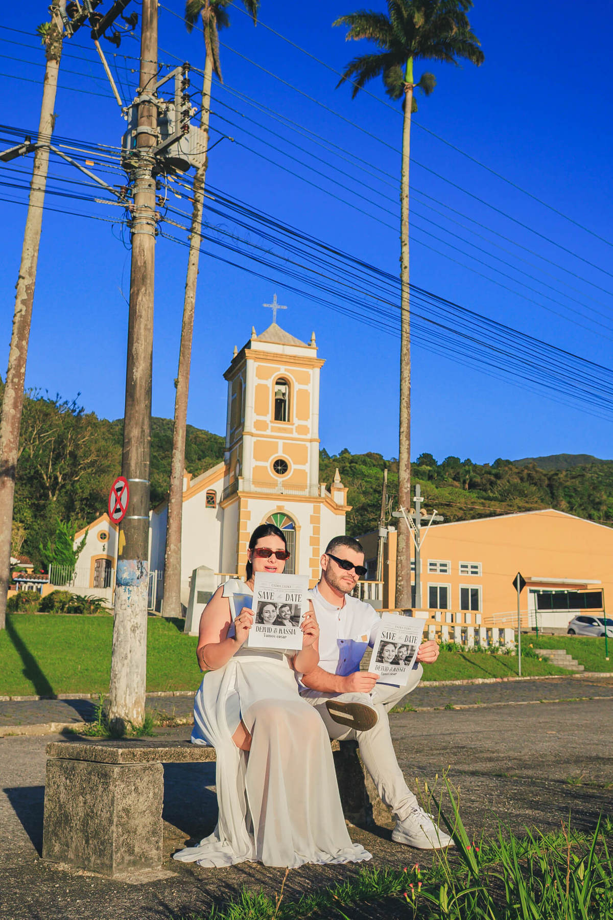Igreja histórica ao fundo com casal (patrimônio cultural)