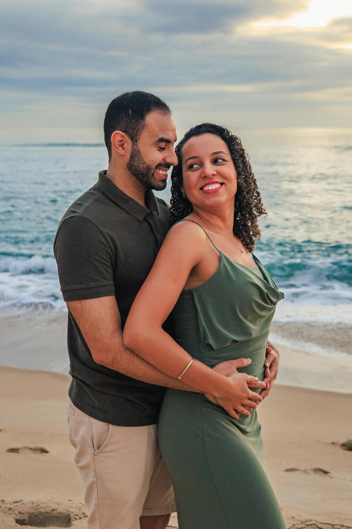 ensaio-gestante-praia-novo-campeche-florianopolis-casal-sorrindo.jpg
