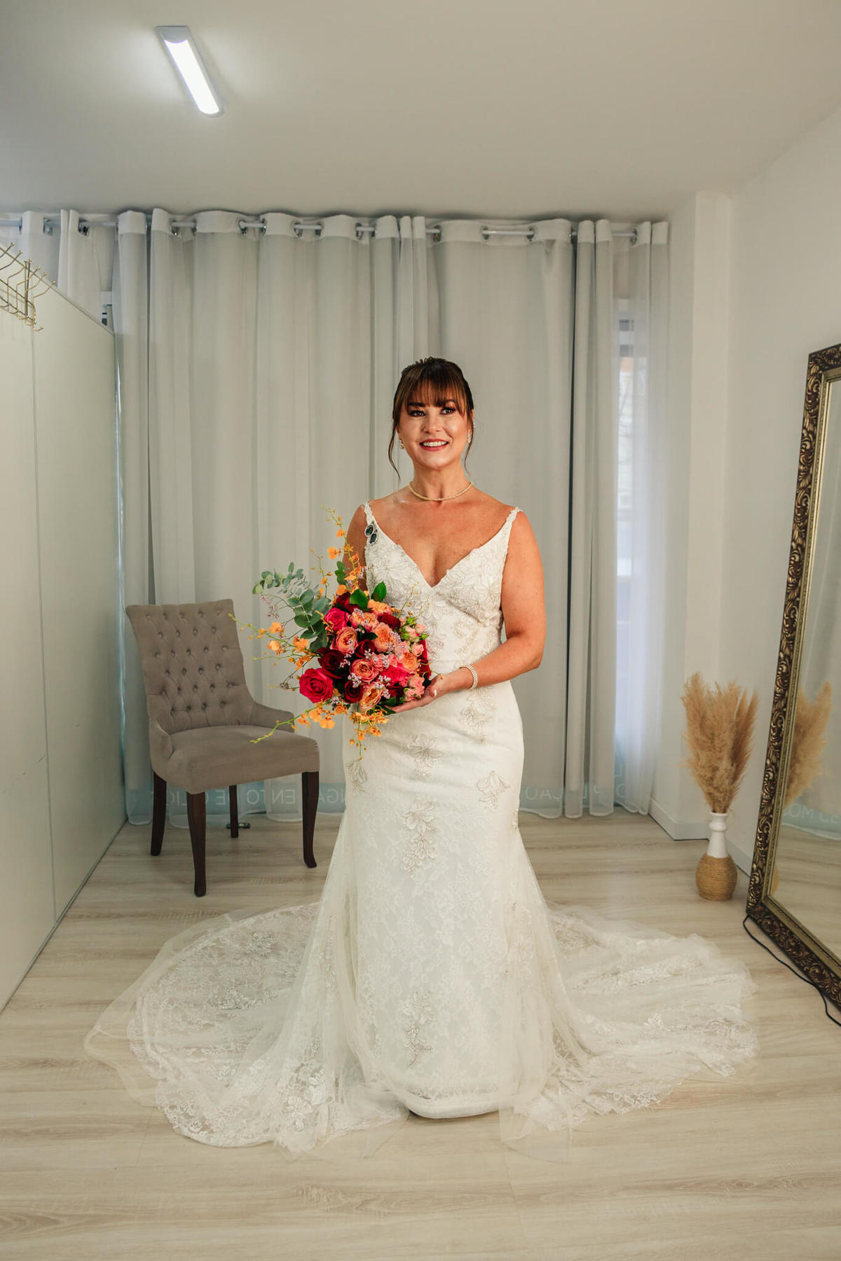 A experiência do casamento começa muito antes do altar. No making of, a Nara estava absolutamente deslumbrante. Aquele momento de calmaria antes da cerimônia revelou uma ansiedade gostosa e um brilho no olhar que dizia tudo.