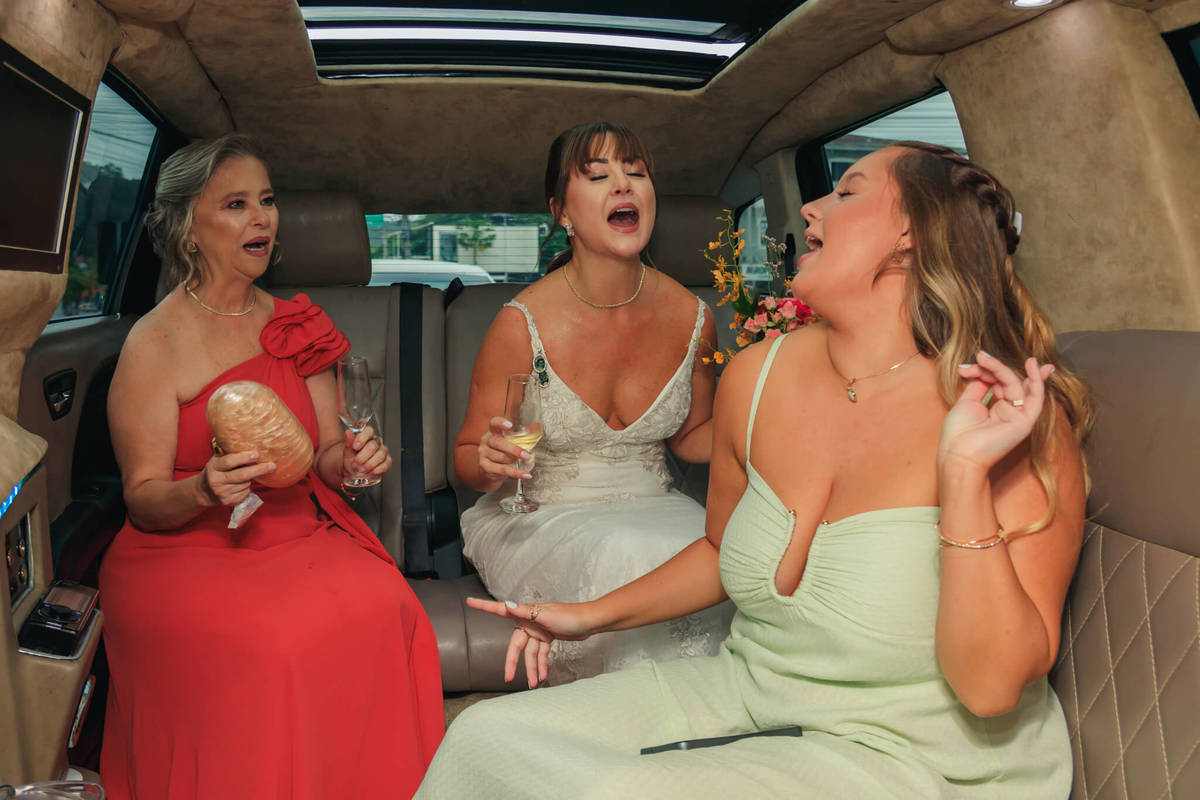 Making of da noiva em Florianópolis: a diversão e a cumplicidade antes do altar. Como fotógrafo de casamentos em Floripa, meu objetivo é capturar a essência de cada sorriso e a espontaneidade de momentos como este, vividos intensamente. Fotografia documen