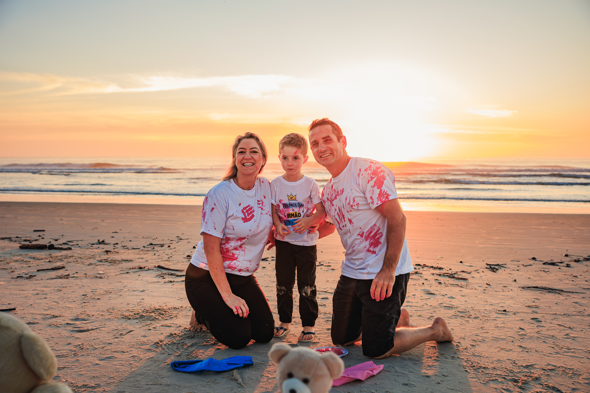 Família comemorando a revelação de sexo na Praia dos Ingleses.