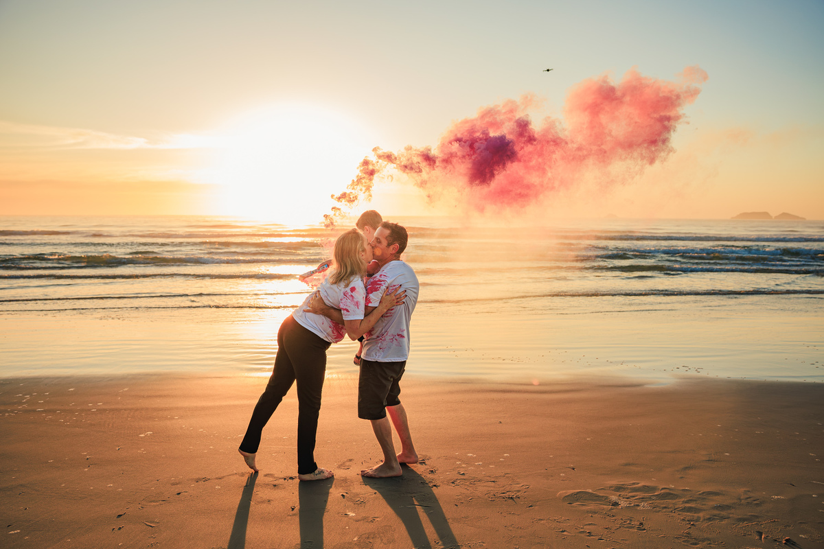 Casal se beijando durante a revelação ao pôr do sol em Florianópolis.
