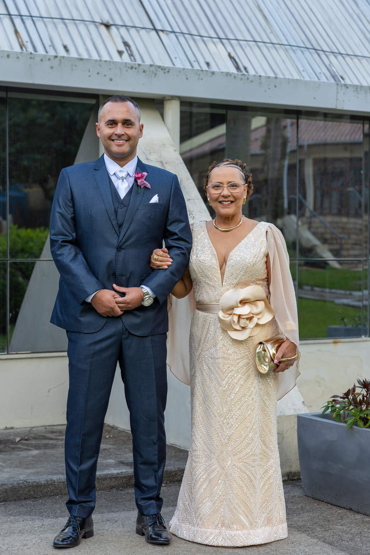 Noivo acompanhado em um retrato antes do início do casamento