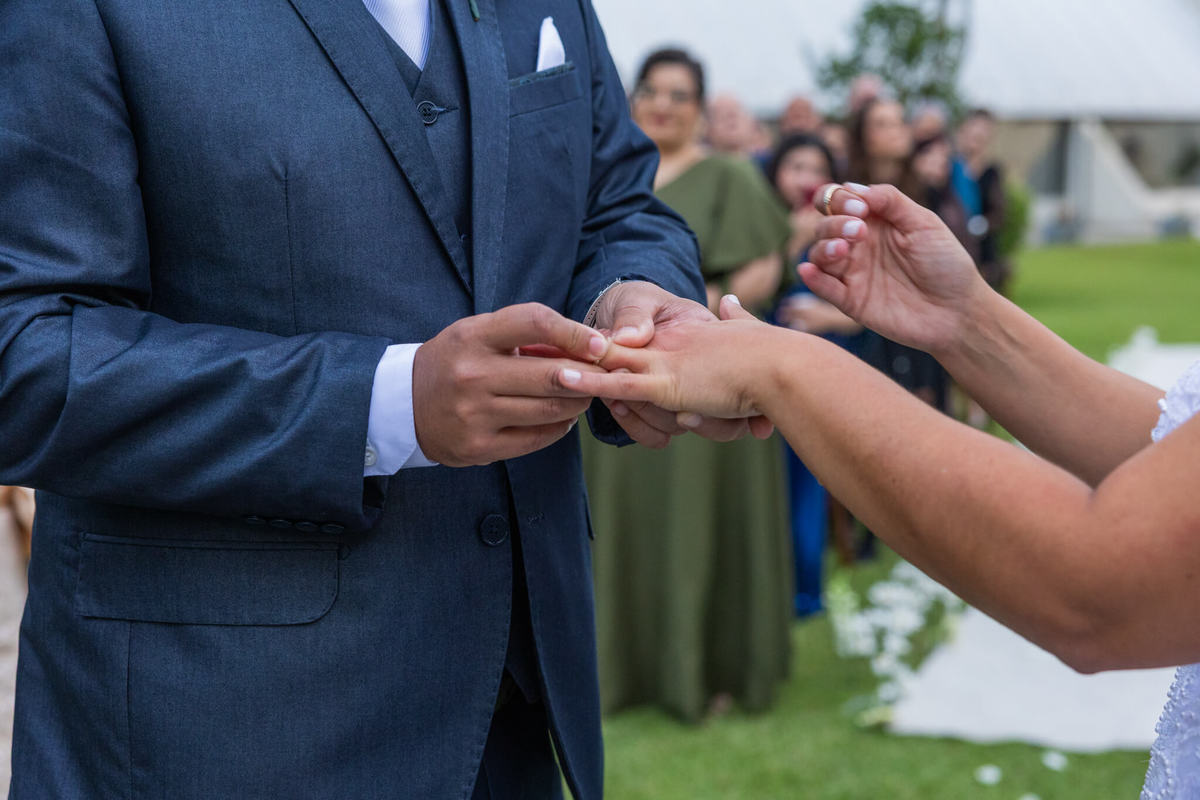  Detalhe da troca de alianças no casamento de Daiane em Florianópolis.