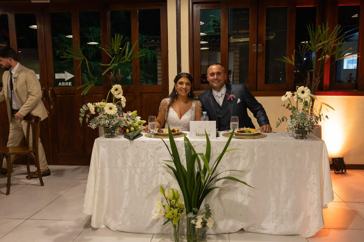 Daiane e seu amor reunidos à mesa principal da recepção