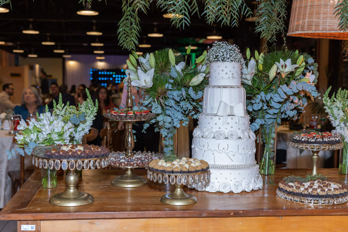 Bolo e decoração da festa de casamento no Sesc Cacupé