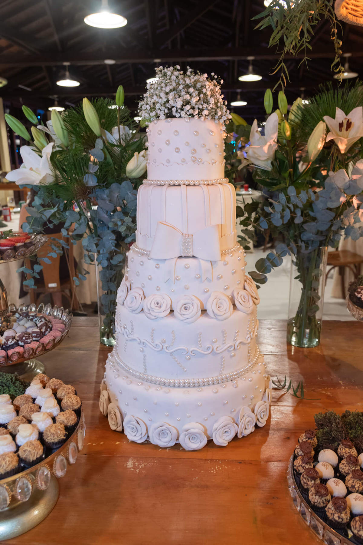  Detalhe do bolo de casamento entre flores e elementos naturais da decoração