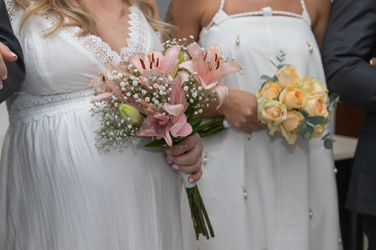 Detalhe dos dois buquês escolhidos pelas irmãs para o dia do casamento.