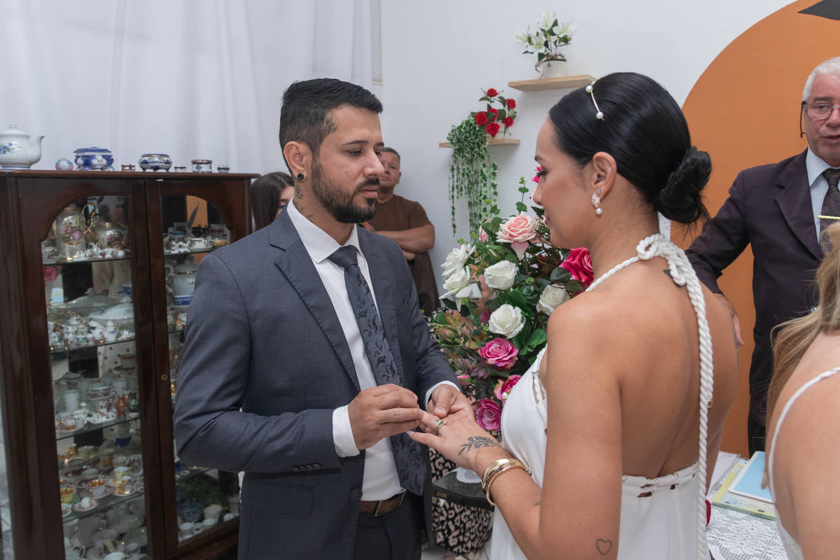 Momento de emoção entre um dos casais durante a cerimônia civil.
