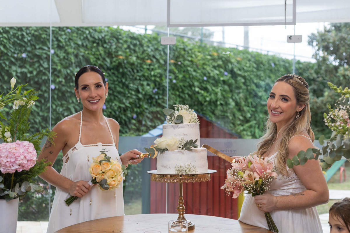 Tais e Talissa reunidas diante do bolo preparado para a celebração compartilhada.