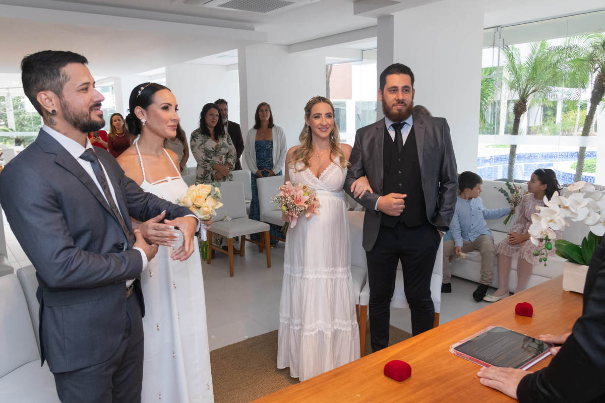 Os dois casais lado a lado durante a cerimônia realizada com familiares e amigos.