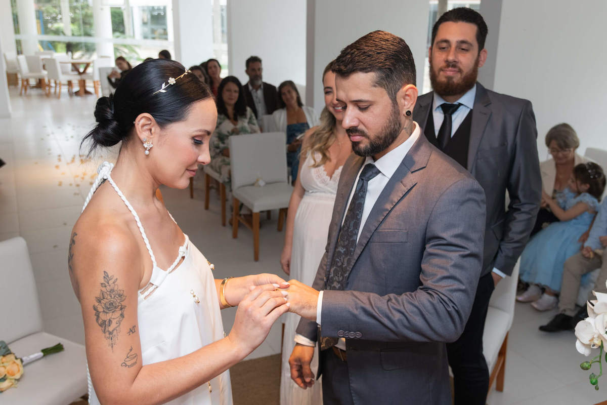 Segundo casal realiza a troca de alianças diante das pessoas queridas.