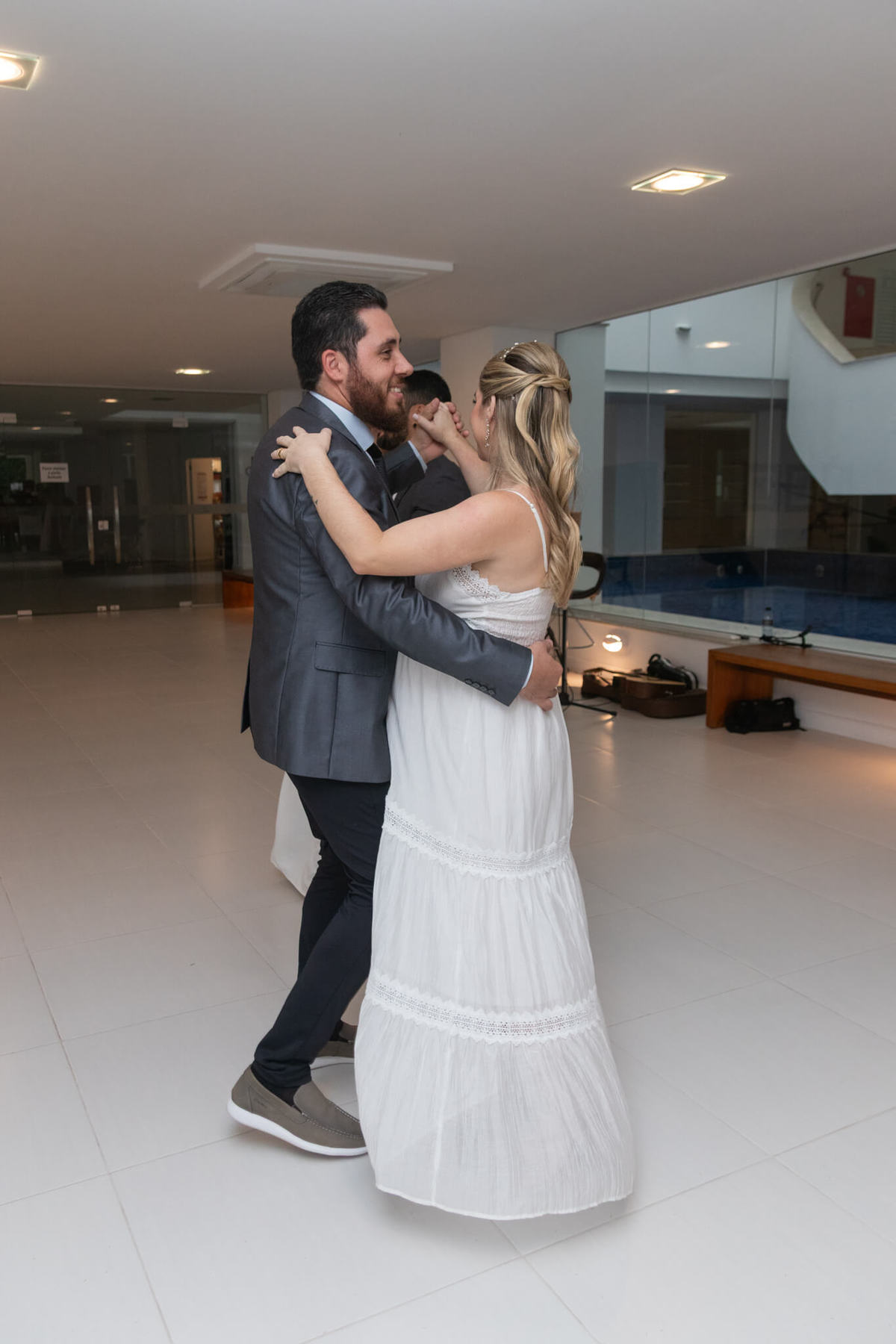 Um dos casais aproveita a pista durante a celebração do casamento.