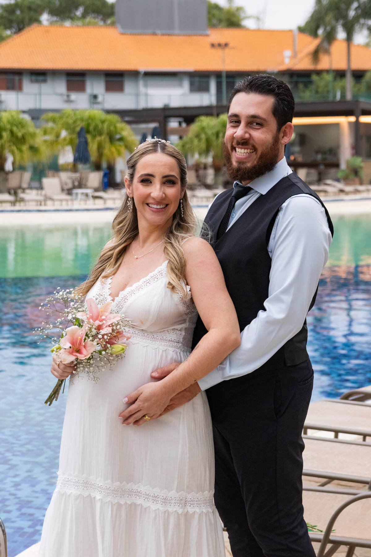 Retrato de um dos casais junto à piscina depois da cerimônia.