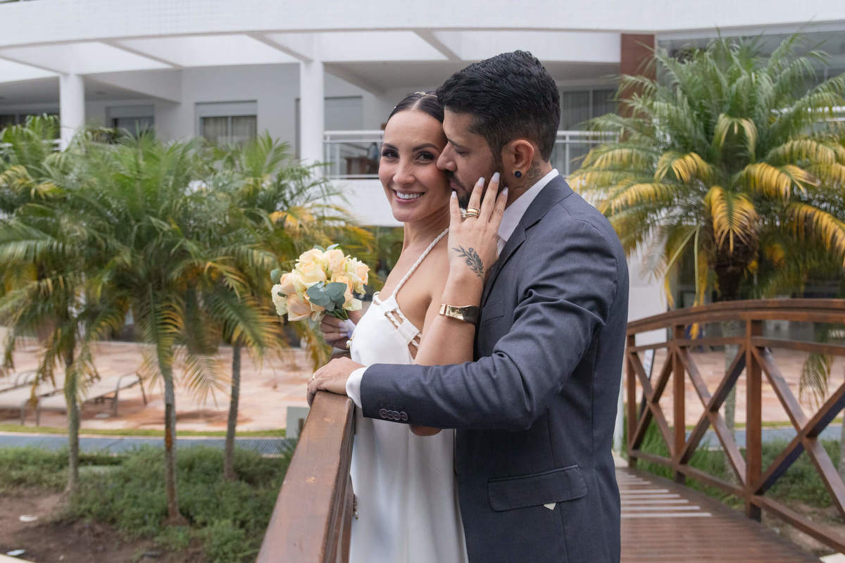 Retrato romântico do segundo casal durante o ensaio após o casamento.
