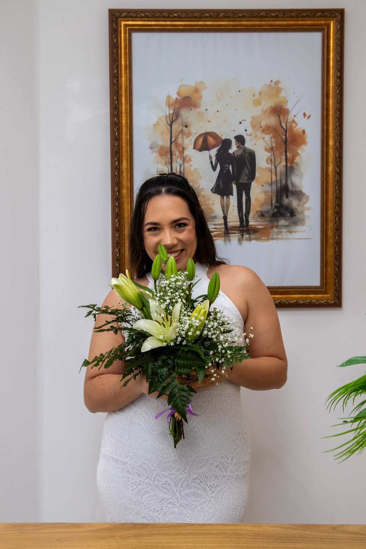 Taise Silva segura o buquê de lírios antes
do casamento civil.