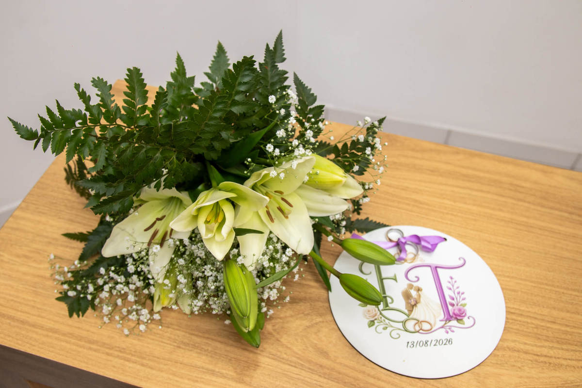 Detalhe do buquê, das alianças e da
lembrança personalizada do casamento