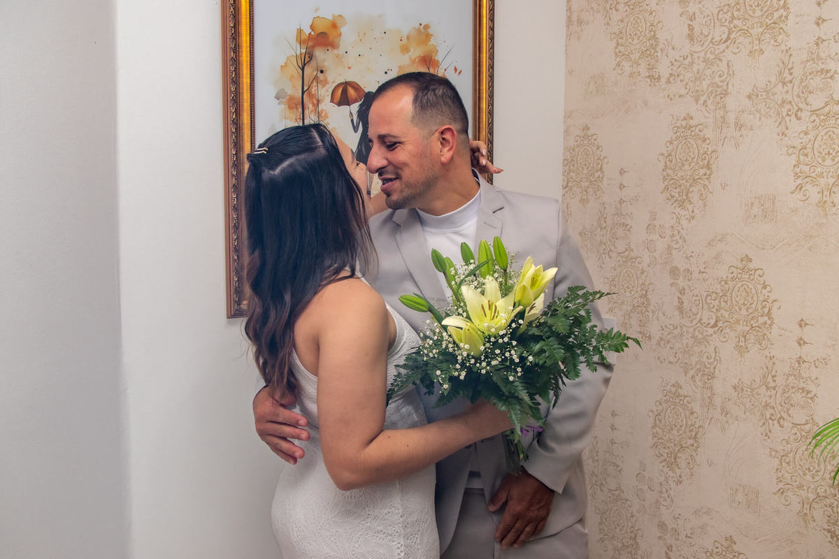 O casal troca um olhar carinhoso durante o
casamento civil em Biguaçu