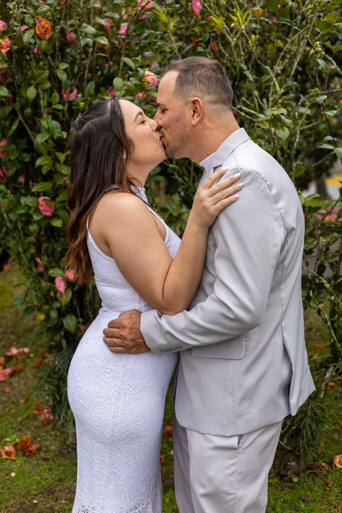 Beijo do casal em meio ao jardim florido do
Delta Ville