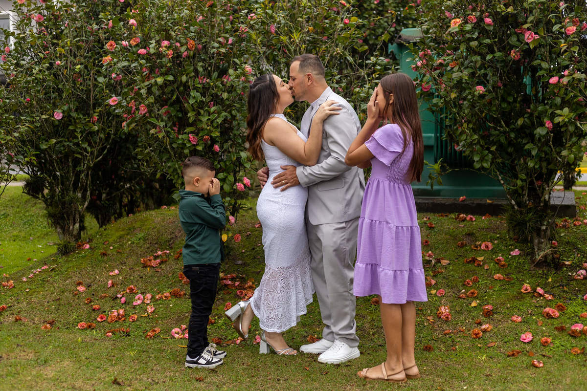 Momento espontâneo do casal com as
crianças durante o ensaio de casamento