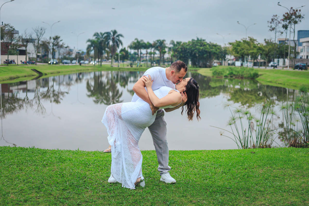 Beijo romântico do casal às margens do
lago em Biguaçu