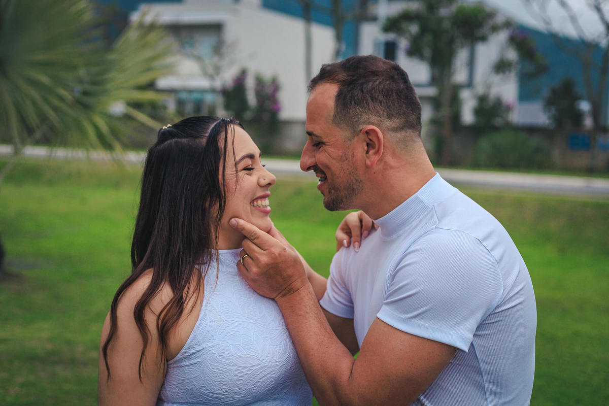 Retrato próximo e descontraído do casal
durante o ensaio ao ar livre