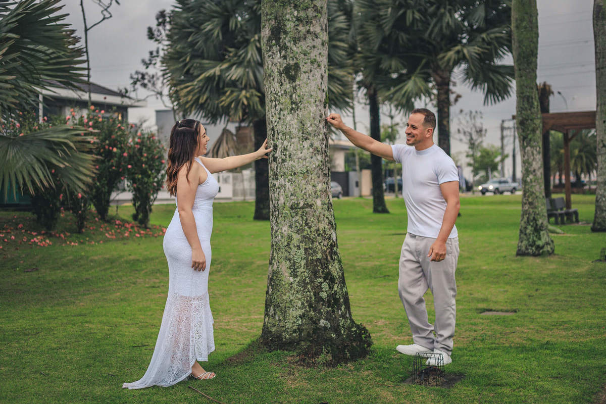 Taise Silva e seu esposo brincam entre as
árvores do Delta Ville