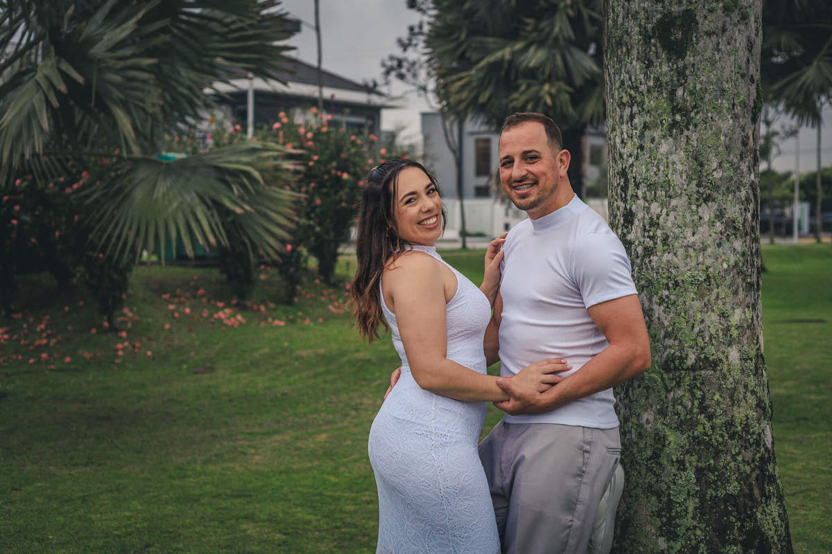 Retrato final do casal junto às palmeiras e
áreas verdes do condomínio