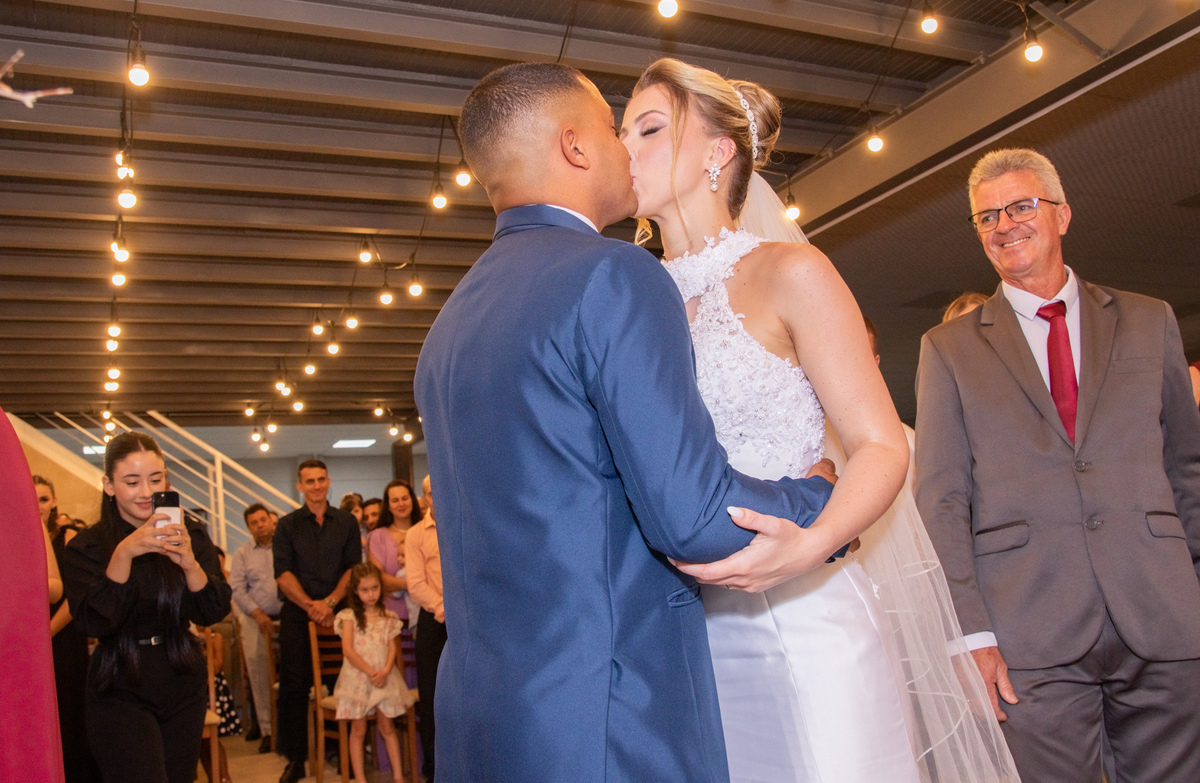 Beijo dos noivos durante a cerimônia de casamento de Ana e Vitor.