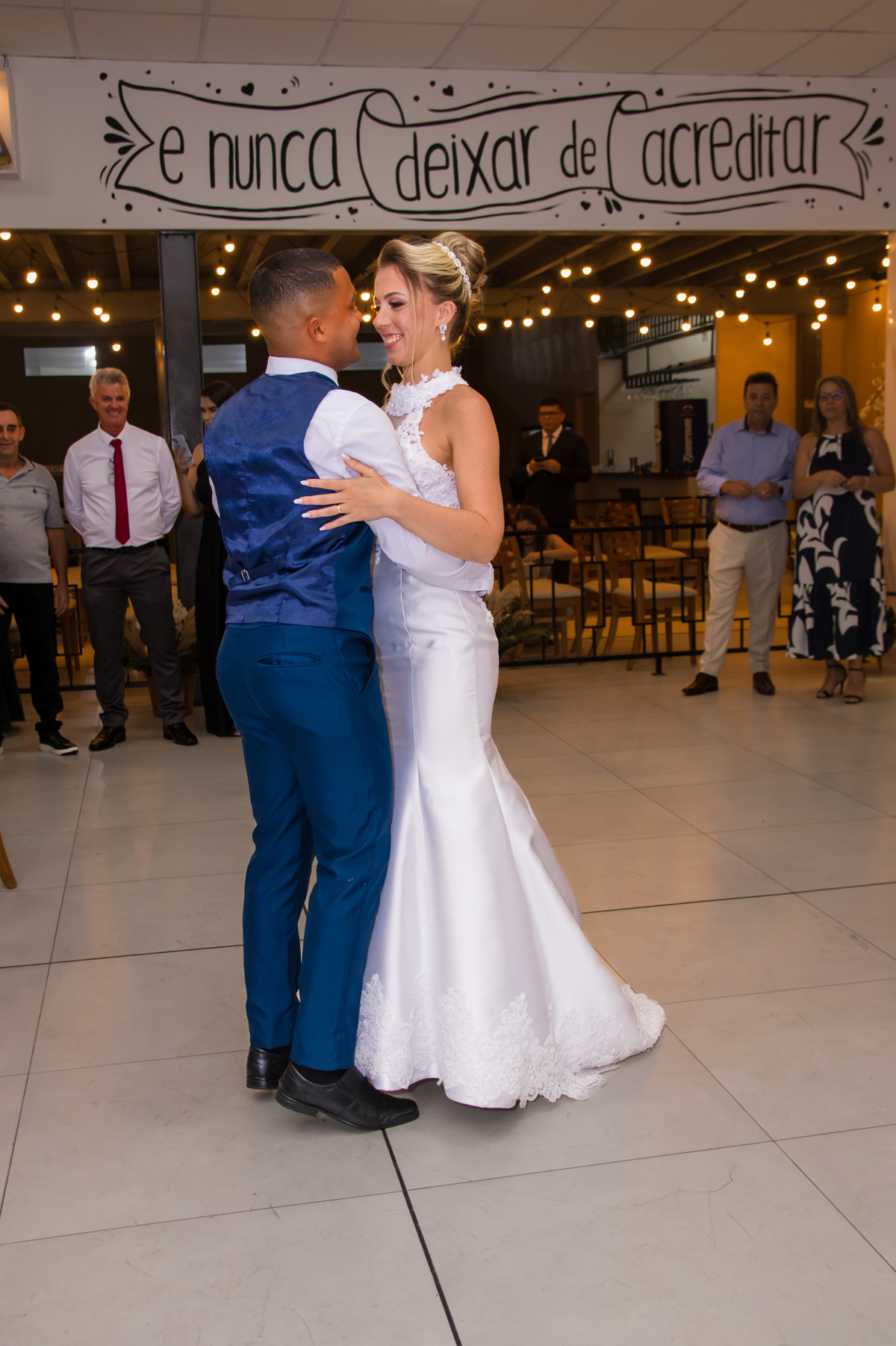 Dança dos noivos durante a festa de casamento de Ana e Vitor.