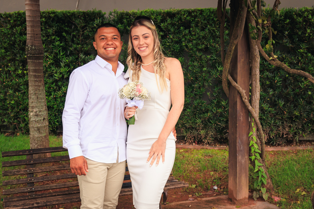 Ensaio de Ana e Vitor ao ar livre após o casamento civil.