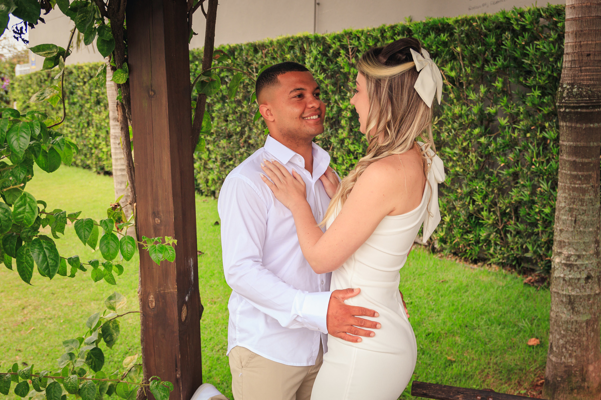 Retrato romântico dos noivos em um jardim após o casamento civil.