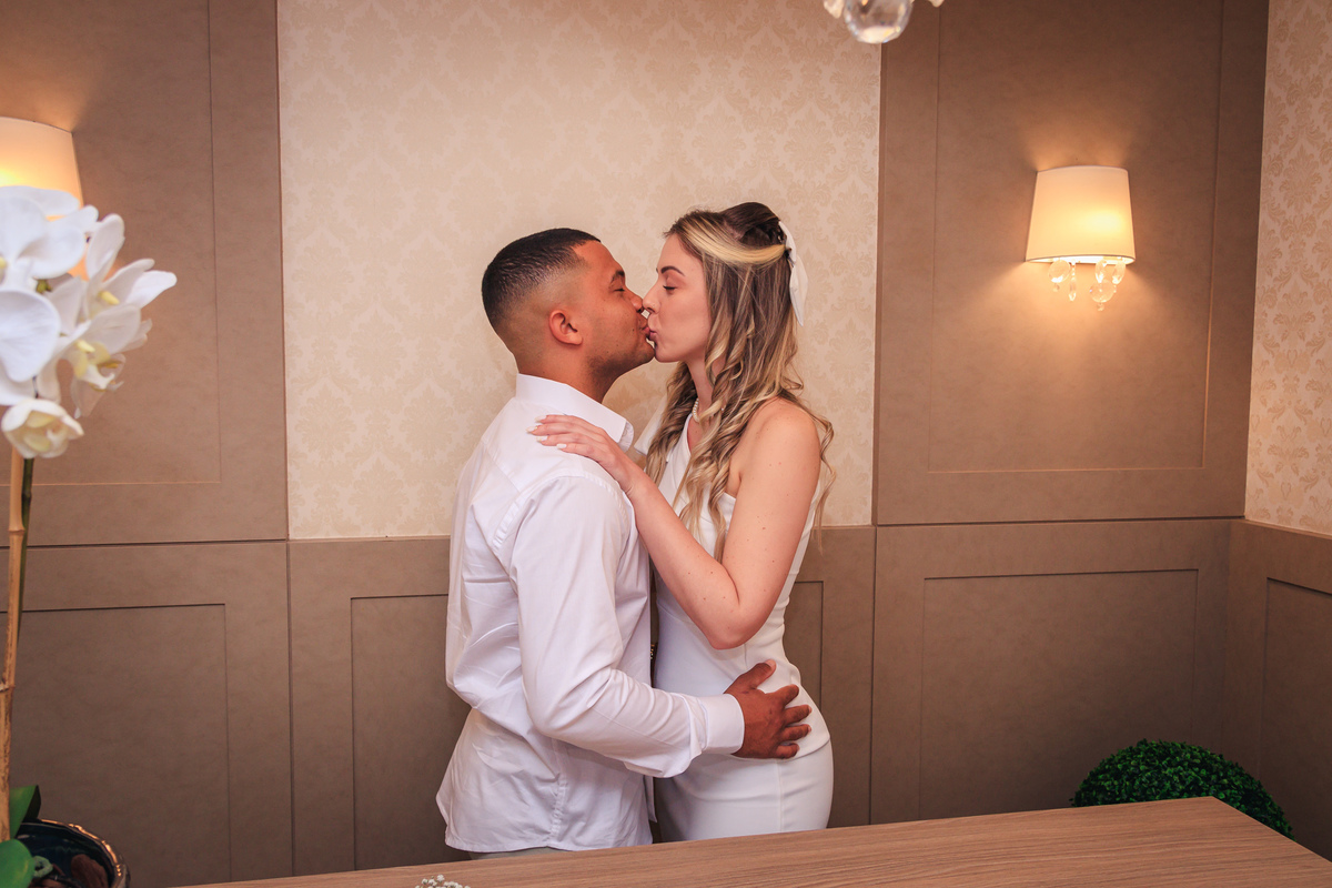 Beijo de Ana e Vitor durante a cerimônia do casamento civil.