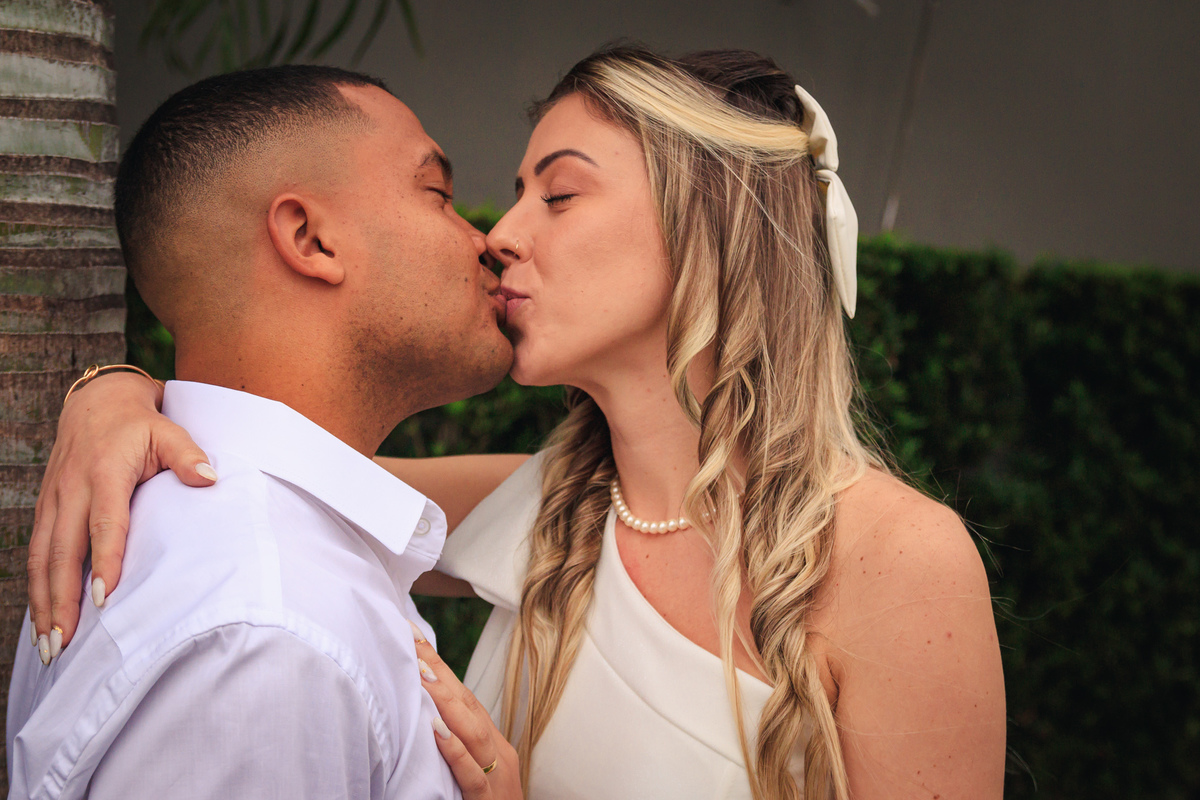 Beijo dos noivos durante o ensaio realizado após o casamento civil.