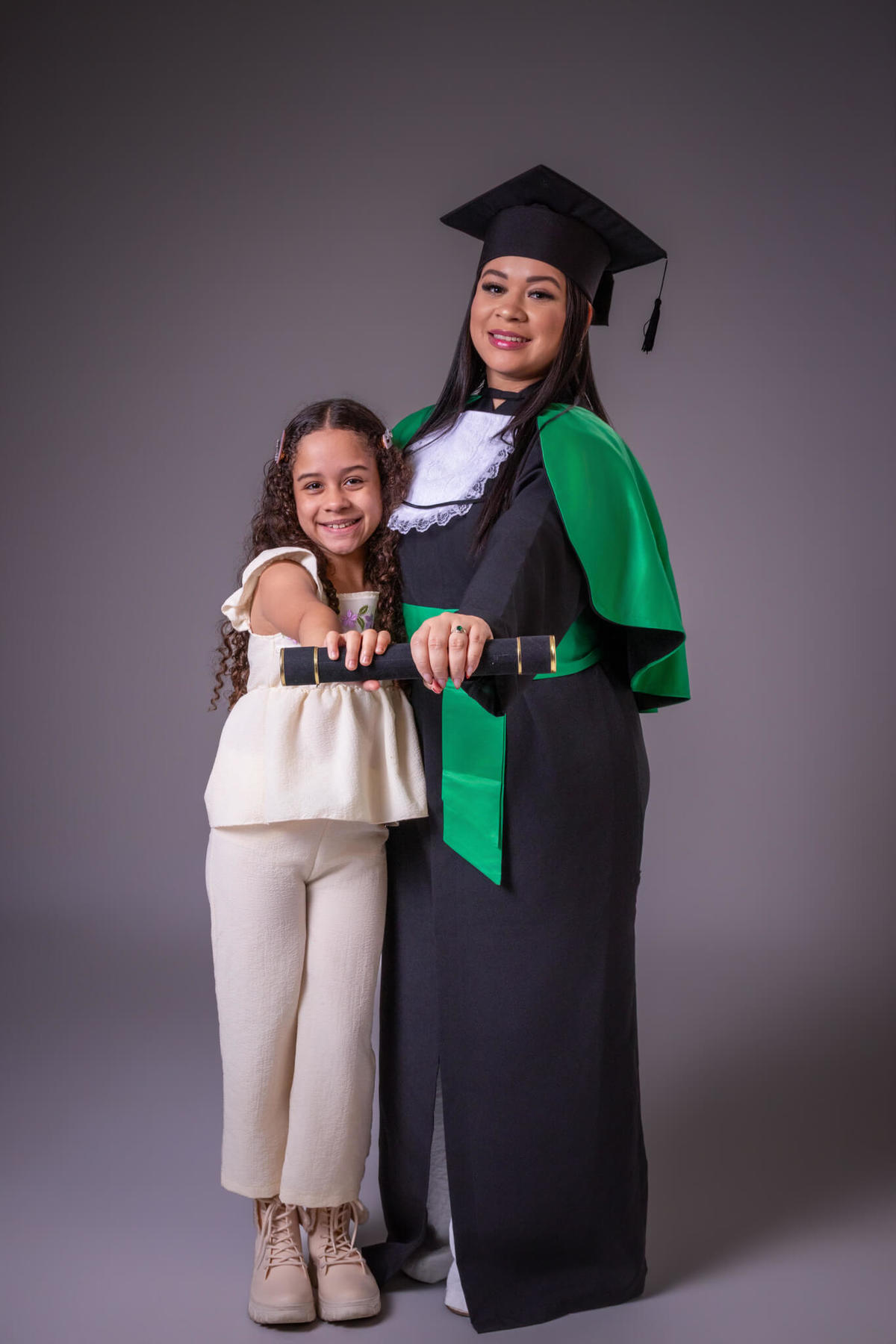 Ensaio de formatura com beca e participação da filha em estúdio em Florianópolis