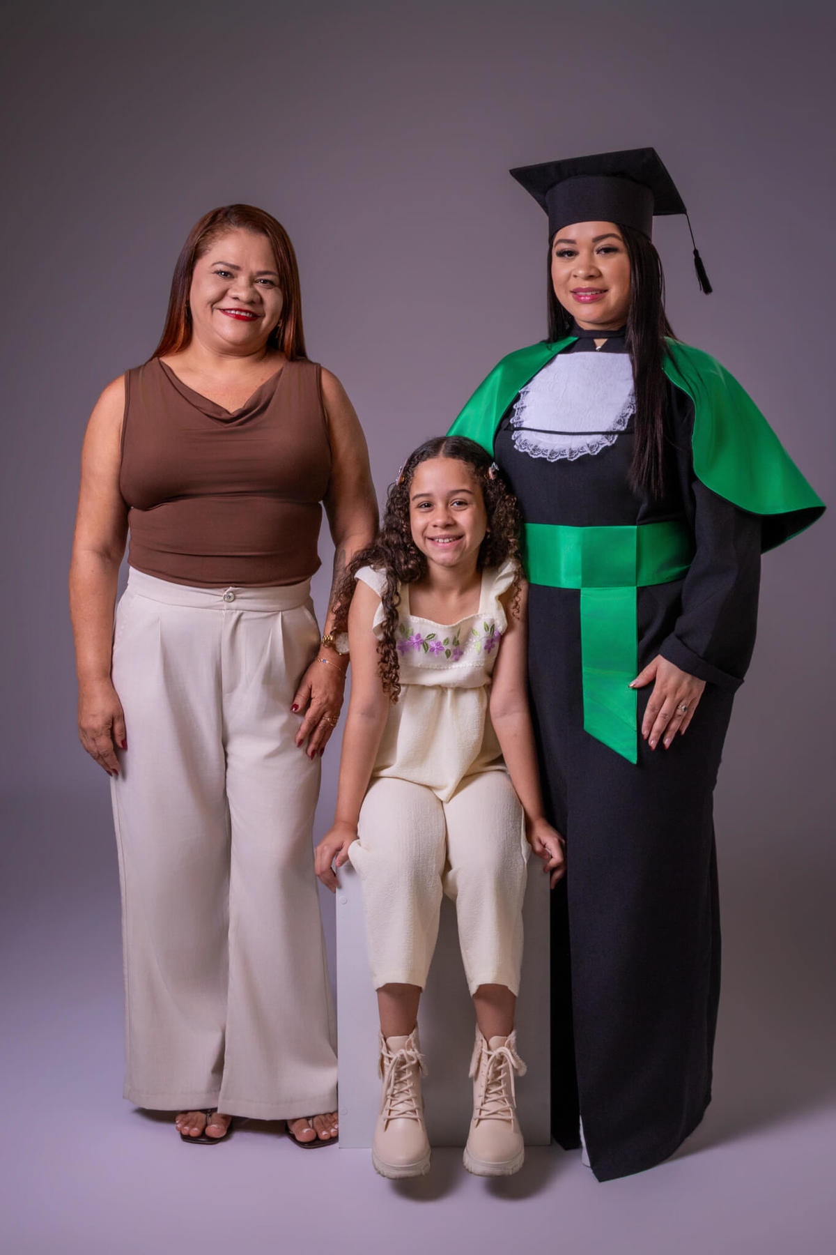 Ensaio de formatura de Enfermagem com a família em Florianópolis - Três gerações celebrando juntas