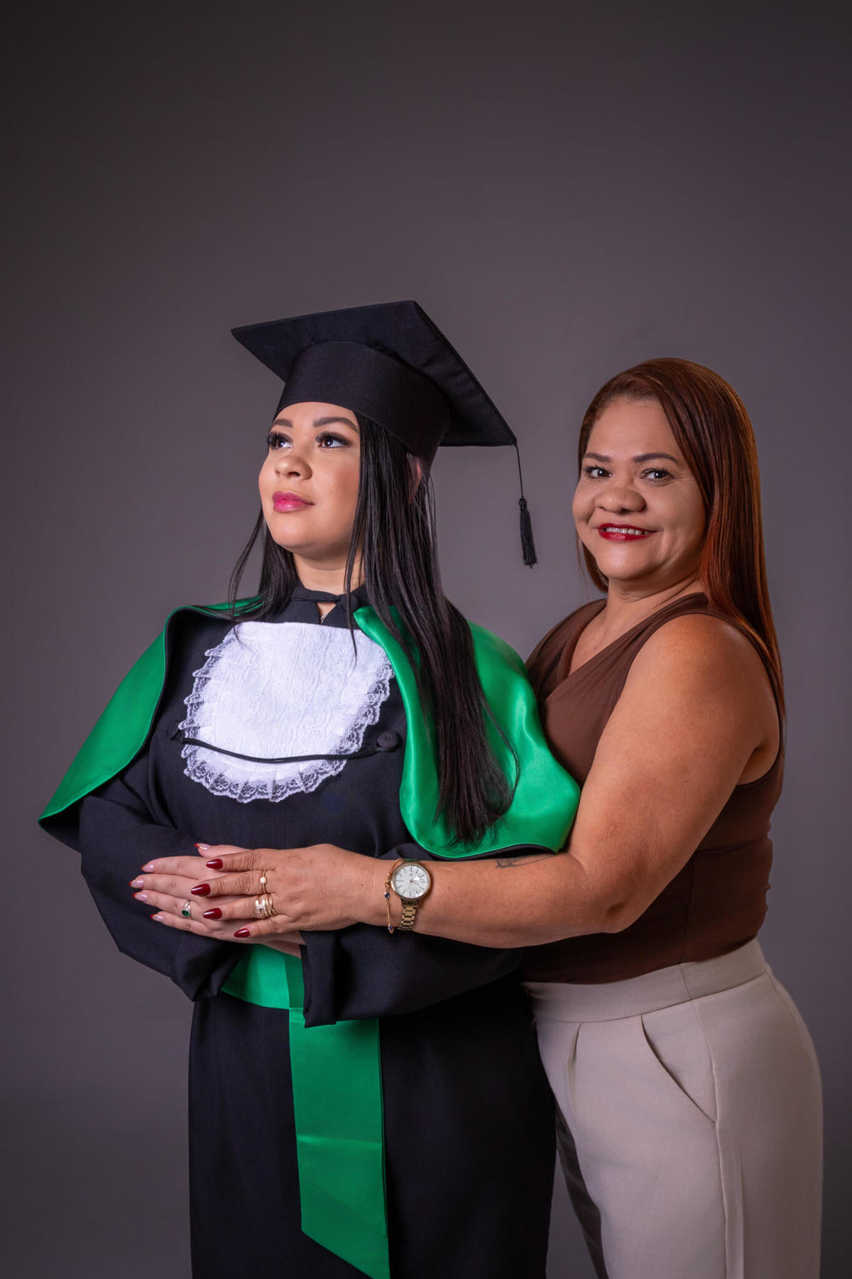 Retrato de mãe e filha no ensaio fotográfico de formatura em Enfermagem em Florianópolis