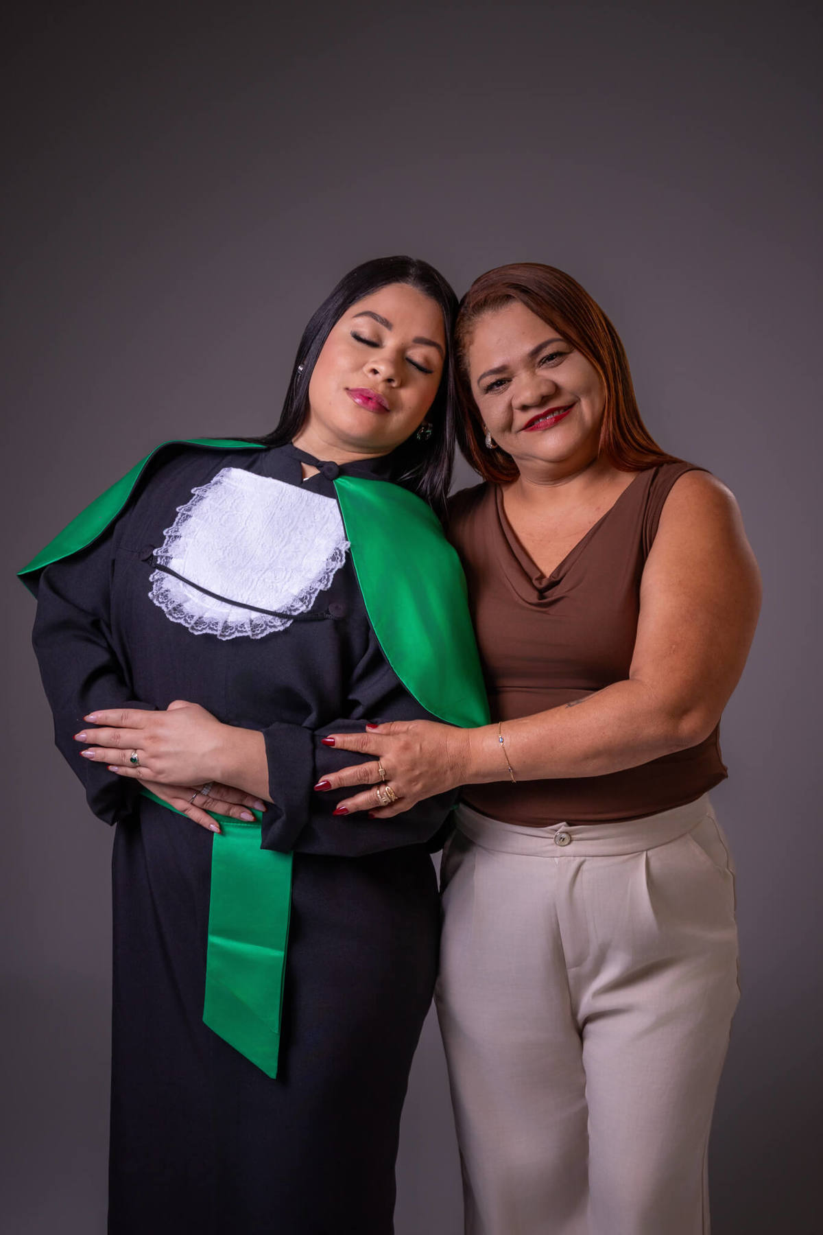 Foto de formatura com a família em estúdio em Florianópolis - Orgulho de mãe e filha na Enfermagem